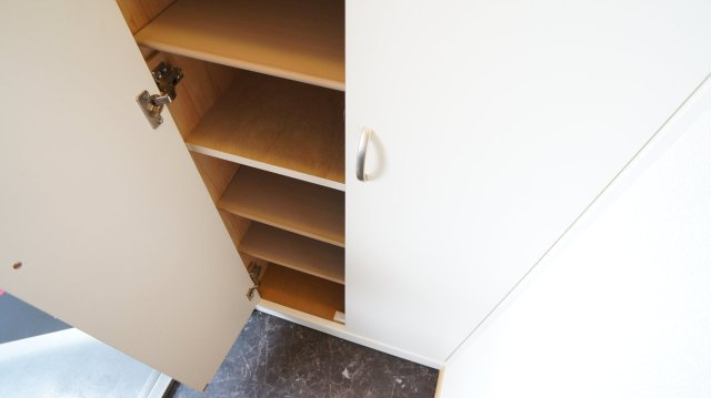 レオパレス浜寺ドット輝の玄関|たくさんの靴が入ります。