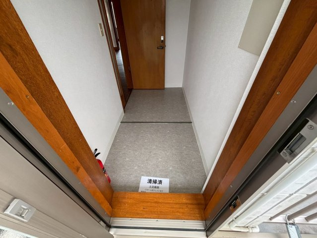 岡崎市戸崎町貸事務所の玄関