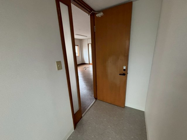 岡崎市戸崎町貸事務所の玄関