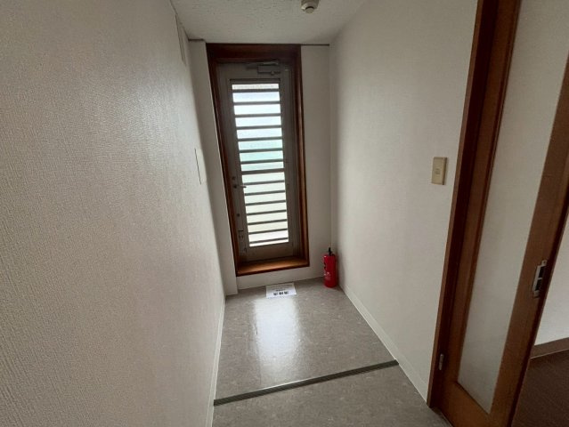 岡崎市戸崎町貸事務所の玄関