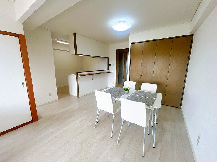 サン・エアポートNODA 5階の居間・リビング|◆ダイニングから見たLDKの様子です。