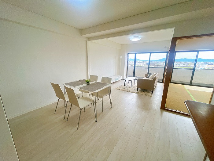 サン・エアポートNODA 5階の居間・リビング|◆キッチン側から見たLDKの様子です。