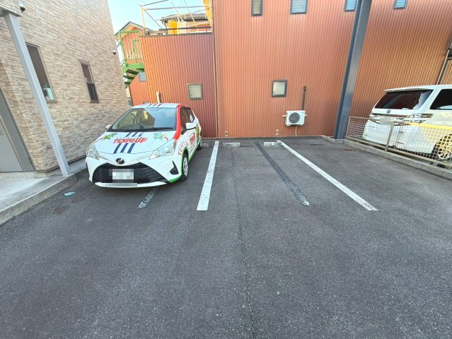 レジデンスマルセラの駐車場