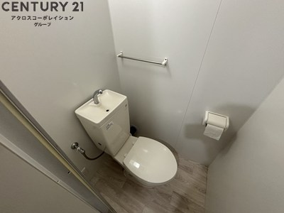 タオル掛け設置済みのトイレです