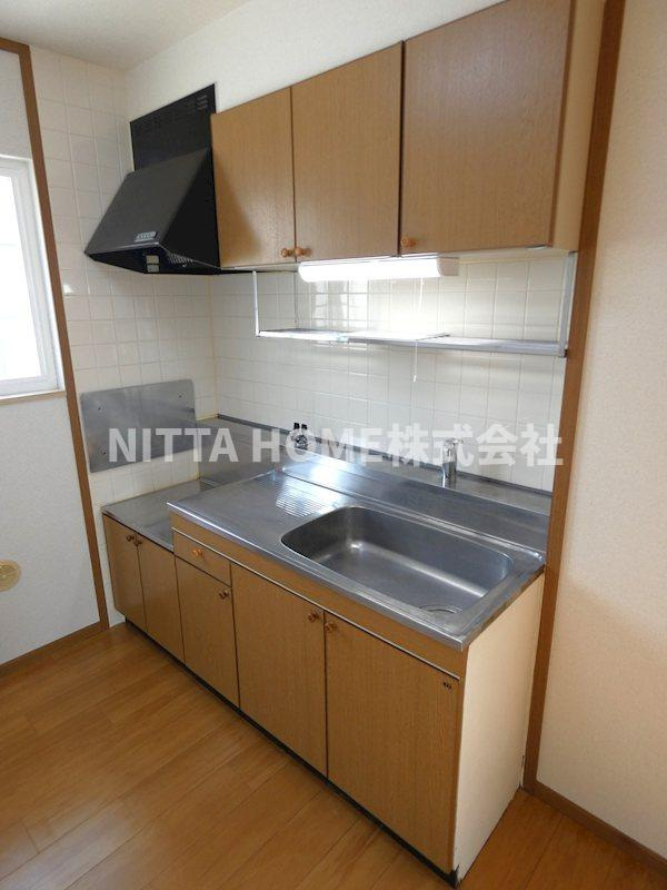 グリーンスクエアⅠのキッチン|収納スペースも豊富なシステムキッチンです♪