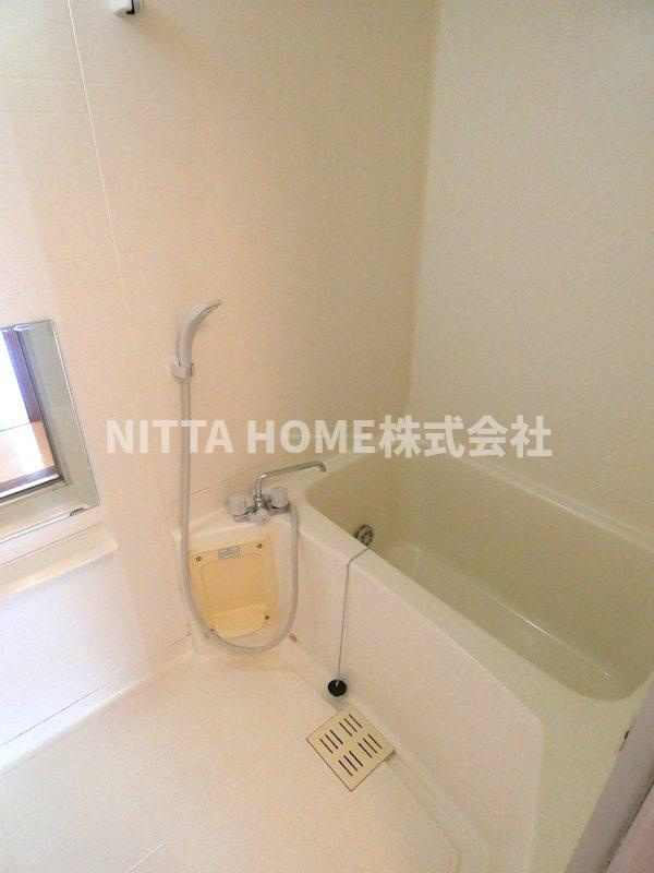 グリーンスクエアⅠの浴室|清潔感のあるバスルームです♪