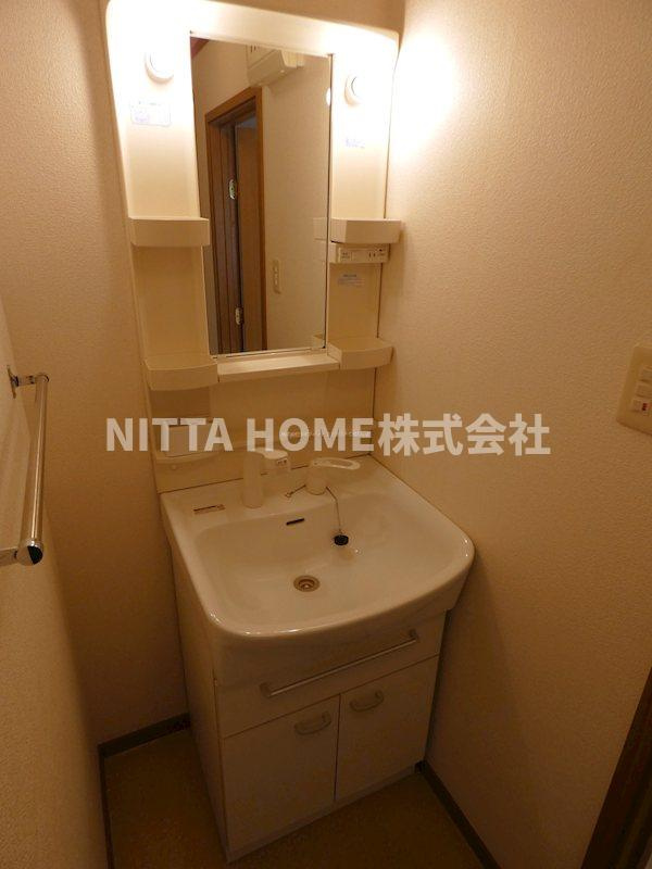 グリーンスクエアⅠの洗面所|シャワー付きの洗面台朝の準備も楽々です◆