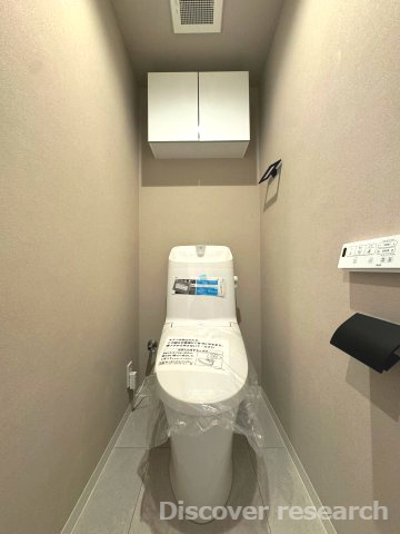 マイキャッスル三鷹Ⅱのトイレ|【トイレ】
ベージュを基調とした落ち着きのあるトイレです。吊戸棚があるためペーパーや掃除用具など収納することができ、綺麗に保つことができます。