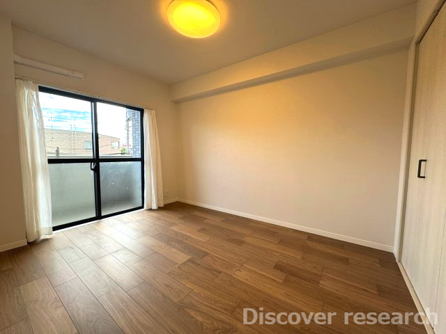 マイキャッスル三鷹Ⅱの洋室|【洋室（約5.8帖）】
東向きでバルコニーに面した明るい洋室です。LDKに隣接しており使い勝手がよさそうです。