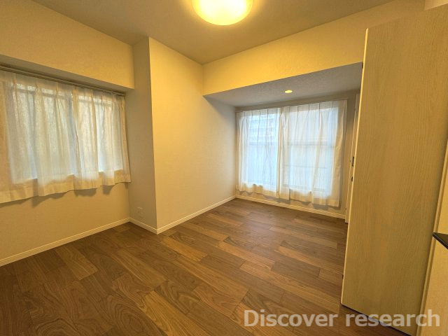 マイキャッスル三鷹Ⅱの洋室|【洋室（約5.9帖）】
ルーフバルコニーに面した洋室で２面採光になっています。明るく風通しの良いお部屋です◎