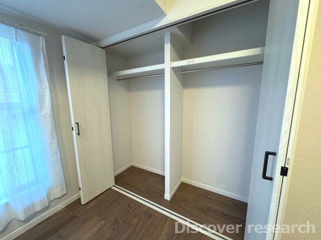 マイキャッスル三鷹Ⅱの収納|【クローゼット】
洋服だけでなく上部の棚には小物なども綺麗に収納しておくことができそうです。