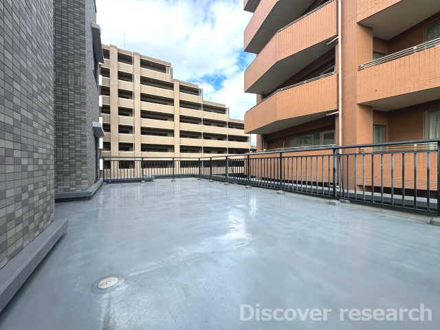 マイキャッスル三鷹Ⅱのバルコニー|【ルーフバルコニー（40.55㎡）】
広々としていて解放感のあるルーフバルコニーです。