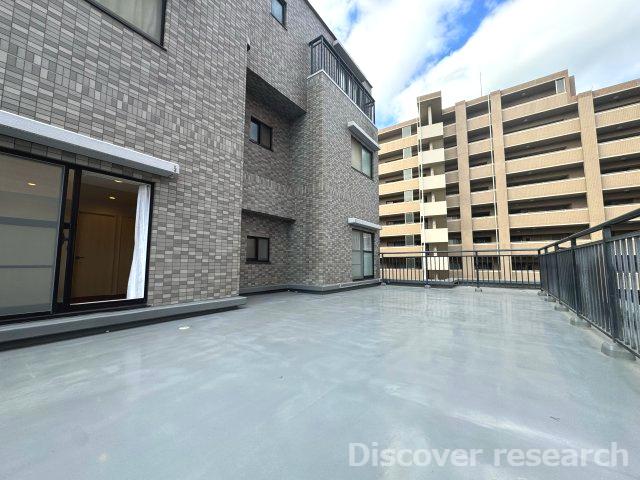 マイキャッスル三鷹Ⅱのバルコニー|【ルーフバルコニー（40.55㎡）】
40.55㎡（約12帖）の広さで様々な用途でご利用になれそうです。
