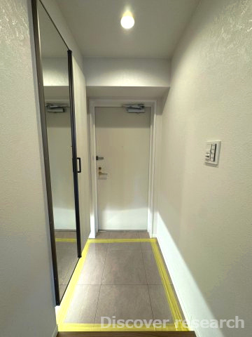 マイキャッスル三鷹Ⅱの玄関|【玄関】
白を基調としていて落ち着きのある玄関です。お出かけ前には鏡で身だしなみをチェックすることができます。