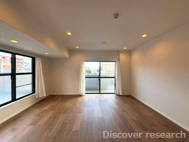 マイキャッスル三鷹Ⅱの居間・リビング|【LDK（約15.3帖）】
３方角住戸につき２面採光のLDKは、陽当たりが良く明るい空間になっています。
窓を開けると風通しも良好です◎