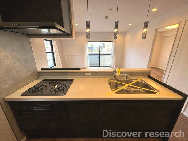 マイキャッスル三鷹Ⅱのキッチン|【キッチン（食洗器・浄水器内臓シャワー水栓）】
広々としたオープンキッチンでリビングにいる家族とコミュニケーションを取りながら家事が行えます。