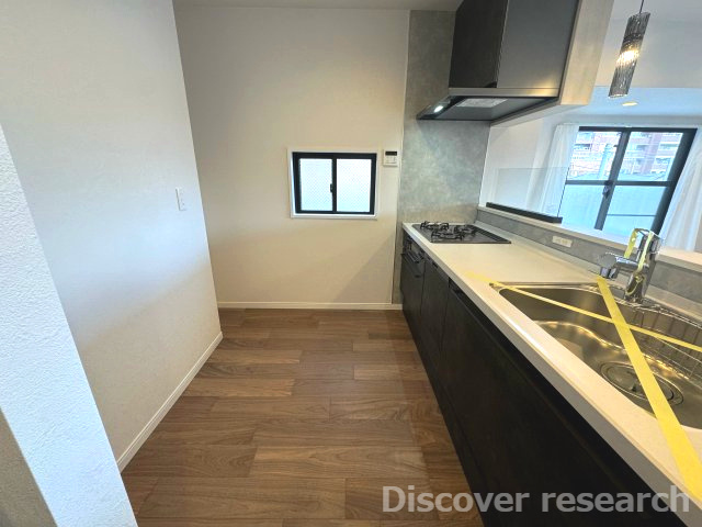 マイキャッスル三鷹Ⅱのキッチン|【キッチン（食洗器・浄水器内臓シャワー水栓付き）】
冷蔵庫や食器棚を置いても余裕がありそうなスペースです。窓があるため換気が十分に行えます。