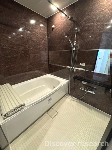 マイキャッスル三鷹Ⅱの浴室|【浴室（追焚機能・浴室換気乾燥機付き）】
ワイドミラー、スライド式シャワーのため小さなお子様でも安心してご使用できます。
浴室換気乾燥機付きで洗濯物も干すことが可能です。