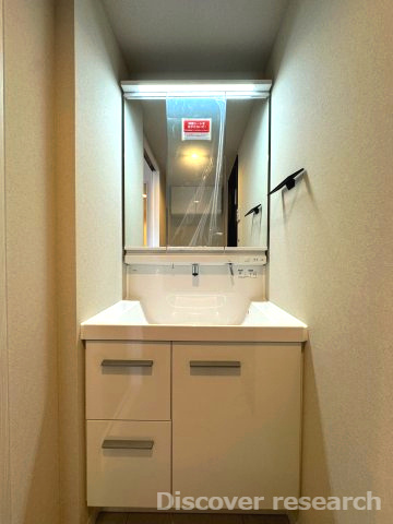 マイキャッスル三鷹Ⅱの独立洗面台|【三面鏡付洗面化粧台】
三面鏡裏には収納スペースがあり小物など綺麗に収納しておくことができます。