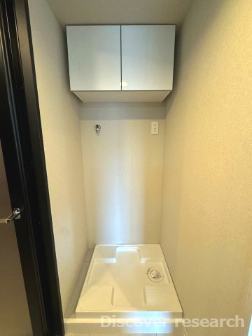 マイキャッスル三鷹Ⅱのランドリースペース|【ランドリースペース】
上部に吊戸棚が設けられており洗剤や掃除用具など綺麗に収納しておくことができます。