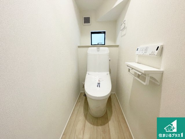 亀山市本町　第1期　新築一戸建てのトイレ|1・2階の2ヶ所にあるので、朝の忙しい時間の順番待ちもなく、深夜の利用にも大変便利です。