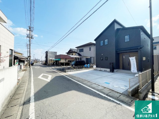 亀山市本町　第1期　新築一戸建ての前面道路含む現地写真|周辺は閑静な住宅街！前面道路広々で車の出し入れも便利です。駐車が苦手な方でも安心して車庫入れできます！