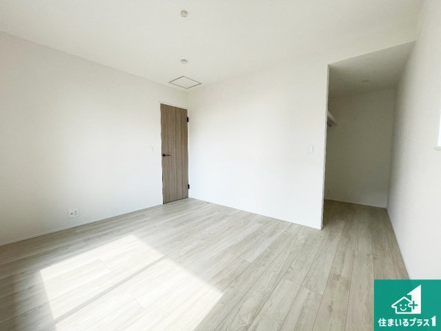 亀山市本町　第1期　新築一戸建ての洋室|シンプルな洋室は、自分好みのインテリアが楽しめます♪ご家族とインテリアや家具を選びに行くのは新築購入時の醍醐味の一つです。ぜひお楽しみください♪