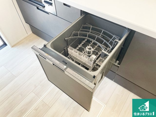 亀山市本町　第1期　新築一戸建ての設備|食事後の一仕事、食器洗いをボタン一つでお任せできちゃいます！場所を取らないビルトイン式なので、お料理スペースもしっかり確保！
