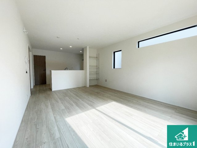 亀山市本町　第1期　新築一戸建ての居間・リビング|日当たり良好の明るいリビングで朝の目覚めもスッキリできそう！対面キッチンでご家族のコミュニケーションも自然と増える設計！小さなお子様が遊ぶスペースを作っても広々とくつろげるLDK！