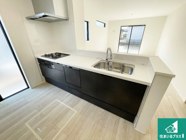 亀山市本町　第1期　新築一戸建てのキッチン|リビングと統一感があり、使い勝手のいいキッチン。広々としているので、二人並んで作業が出来ちゃいます。お子様と一緒に色々なお料理に挑戦できるスペースがあります。