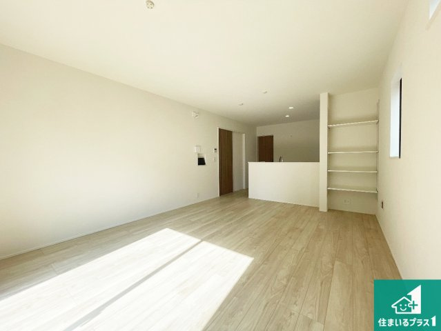 亀山市本町　第1期　新築一戸建ての居間・リビング|シンプルなリビングは、観葉植物等のインテリアを楽しめますね！パパ好みにも、ママ好みにも家具次第で雰囲気を変えることができます！
