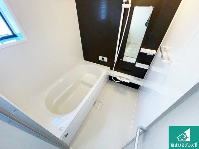 亀山市本町　第1期　新築一戸建ての浴室|足をゆったり伸ばして寛げる浴槽です。窓が設けられていますので差し込む光が明るく穏やかな雰囲気にしてくれます♪浴室乾燥機も設置しているので、雨の日の洗濯物も安心です♪
