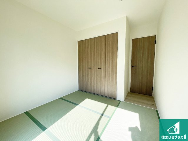 亀山市本町　第1期　新築一戸建ての和室|一室あると便利な和室は客間としてだけでなく、小さなお子様のプレイルームや食後のくつろぎスペースとしてもご利用いただけます。収納もついていますので大活躍間違いなし！