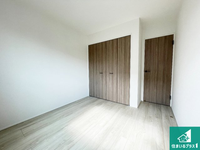 亀山市本町　第1期　新築一戸建ての洋室|収納スペースが充実しているので子供の成長に合わせてたくさん収納ができます！家族構成に合わせた様々な活用ができる収納！