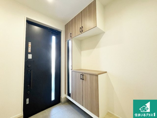 亀山市本町　第1期　新築一戸建ての玄関|シューズボックスにはたくさんの靴が収納できるので玄関周りはいつもスッキリ！ご家族が増えても安心！