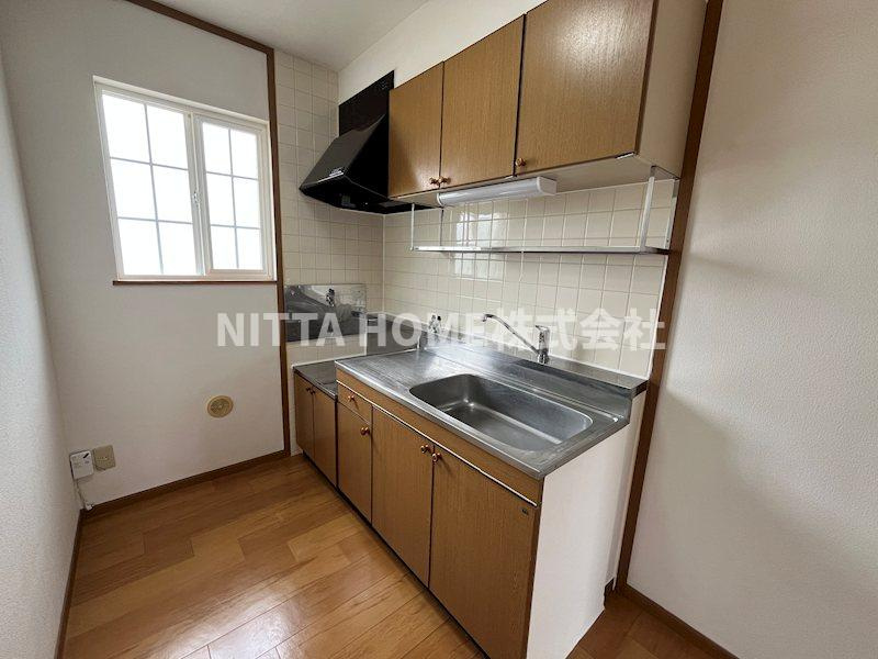 グリーンスクエアⅡのキッチン|収納スペースも豊富なシステムキッチンです♪