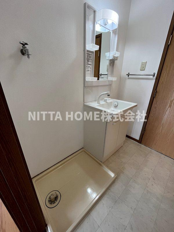 グリーンスクエアⅡの洗面所|シャワー付きの洗面台朝の準備も楽々です◆