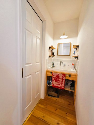 【洗面所】 | 福岡県北九州市門司区羽山1丁目　中古戸建 | 明るい洗面所です