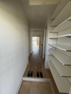 【玄関】 | ニュー千早団地二棟 | 【お部屋探しのコツ】物件の検討と一緒に銀行の事前審査を行ってください。お申込みが被った際やお値引き交渉に有利になります(*^-^*)