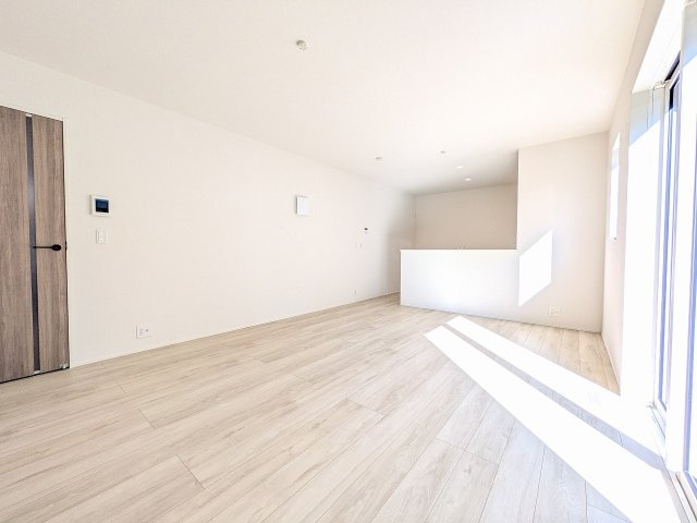 八王子市　西寺方町　新築一戸建て　２４ー１期の居間・リビング|～16.0帖の明るいLDKで、家族団欒の時間をお過ごしいただけます～