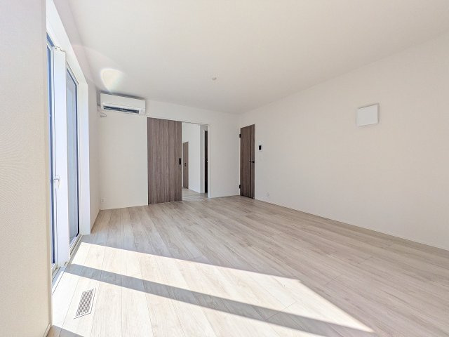 八王子市　西寺方町　新築一戸建て　２４ー１期の内装|～16.0帖の明るいLDKで、家族団欒の時間をお過ごしいただけます～