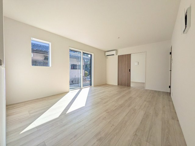 八王子市　西寺方町　新築一戸建て　２４ー１期の居間・リビング|～16.0帖の明るいLDKで、家族団欒の時間をお過ごしいただけます～