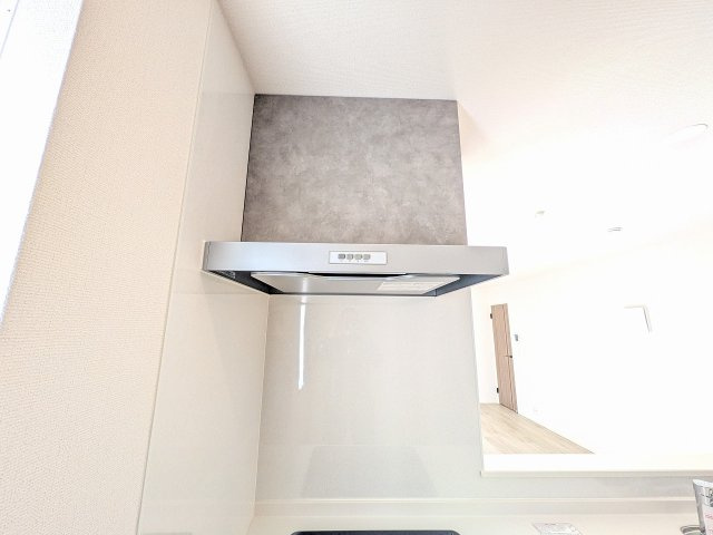 八王子市　西寺方町　新築一戸建て　２４ー１期のキッチン|～スタイリッシュな薄型レンジフード～