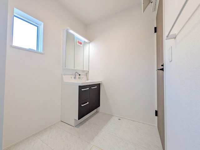 八王子市　西寺方町　新築一戸建て　２４ー１期の脱衣所|～窓付きで明るい洗面所　換気もしやすいです～