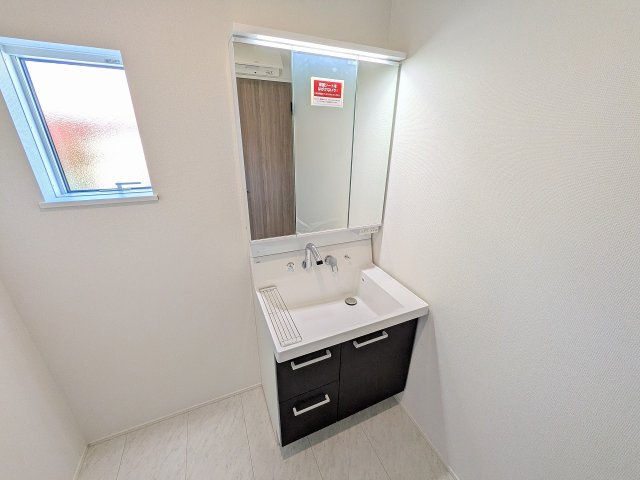 八王子市　西寺方町　新築一戸建て　２４ー１期の独立洗面台|～３面鏡付きの独立洗面台　細々している物をスッキリ収納出来ます～