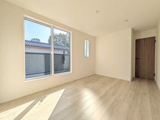 八王子市　西寺方町　新築一戸建て　２４ー１期の寝室|～2階バルコニーに面している7.2帖の主寝室～