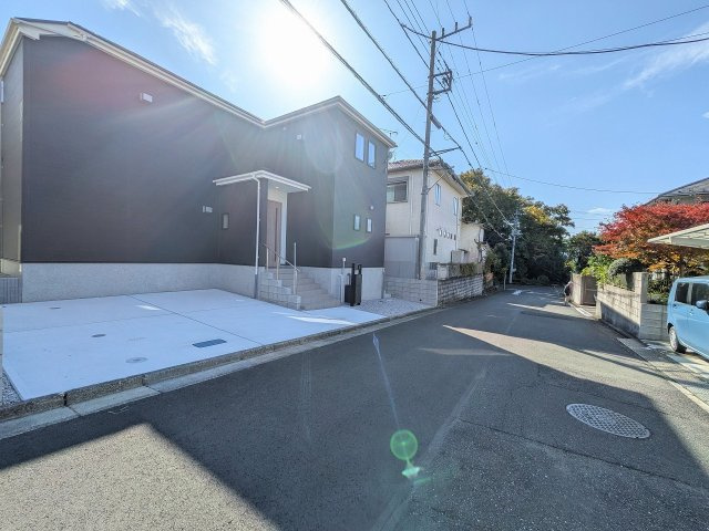 八王子市　西寺方町　新築一戸建て　２４ー１期の前面道路含む現地写真|～北西側6ｍ道路に面しています～