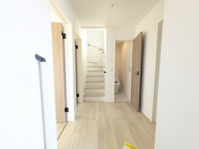 八王子市　西寺方町　新築一戸建て　２４ー１期の玄関|～開放感のある玄関ホール～