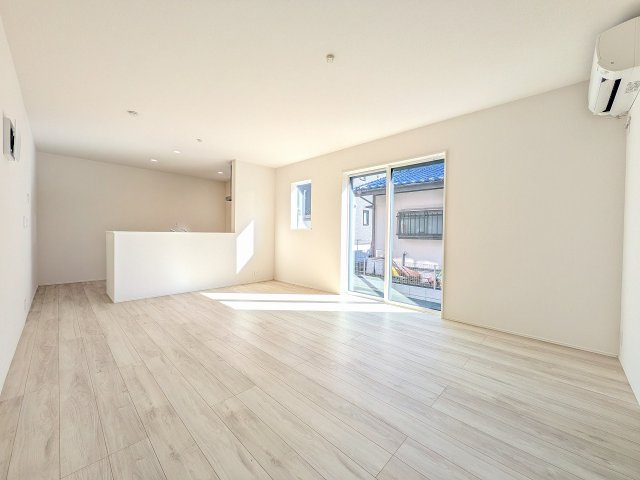 八王子市　西寺方町　新築一戸建て　２４ー１期の居間・リビング|～16.0帖の明るいLDKで、家族団欒の時間をお過ごしいただけます～