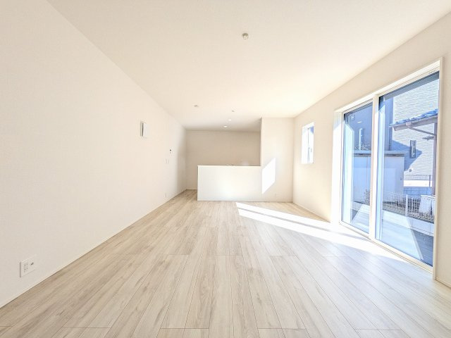 八王子市　西寺方町　新築一戸建て　２４ー１期の居間・リビング|～16.0帖の明るいLDKで、家族団欒の時間をお過ごしいただけます～